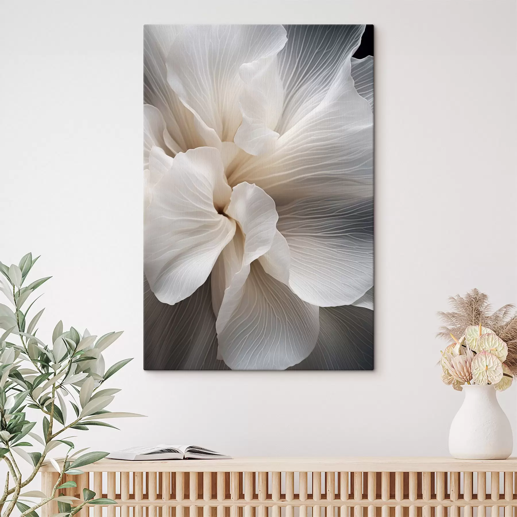 Tablouri Prim-plan cu petale florale albe abstracte delicate, cu linii complexe și un fundal întunecat estompat s47018