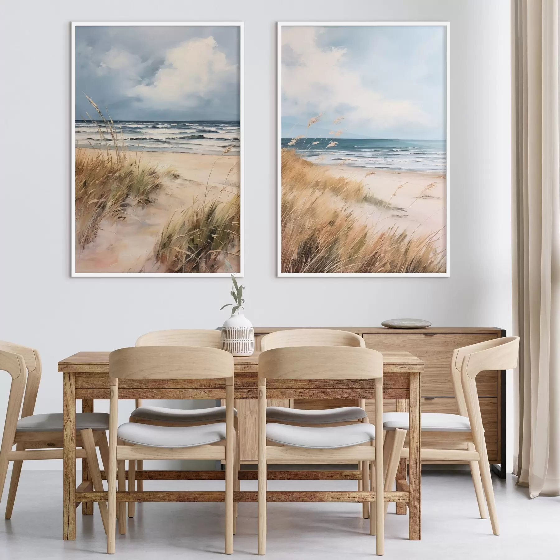 fototapet O plajă nisipoasă cu iarbă înaltă în prim-plan, oceanul cu valuri și un cer înnorat în fundal d00521