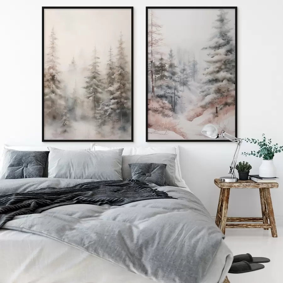 fototapet Pini înalți acoperiți de zăpadă, în picioare într-o pădure încețoșată, o scenă de iarnă blândă și liniștită d01011