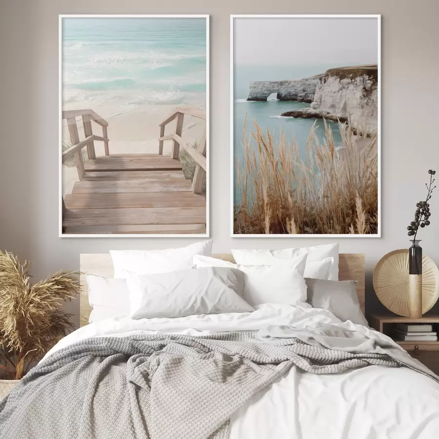 fototapet Stânci de coastă și iarbă uscată lângă marea turcoaz d00875