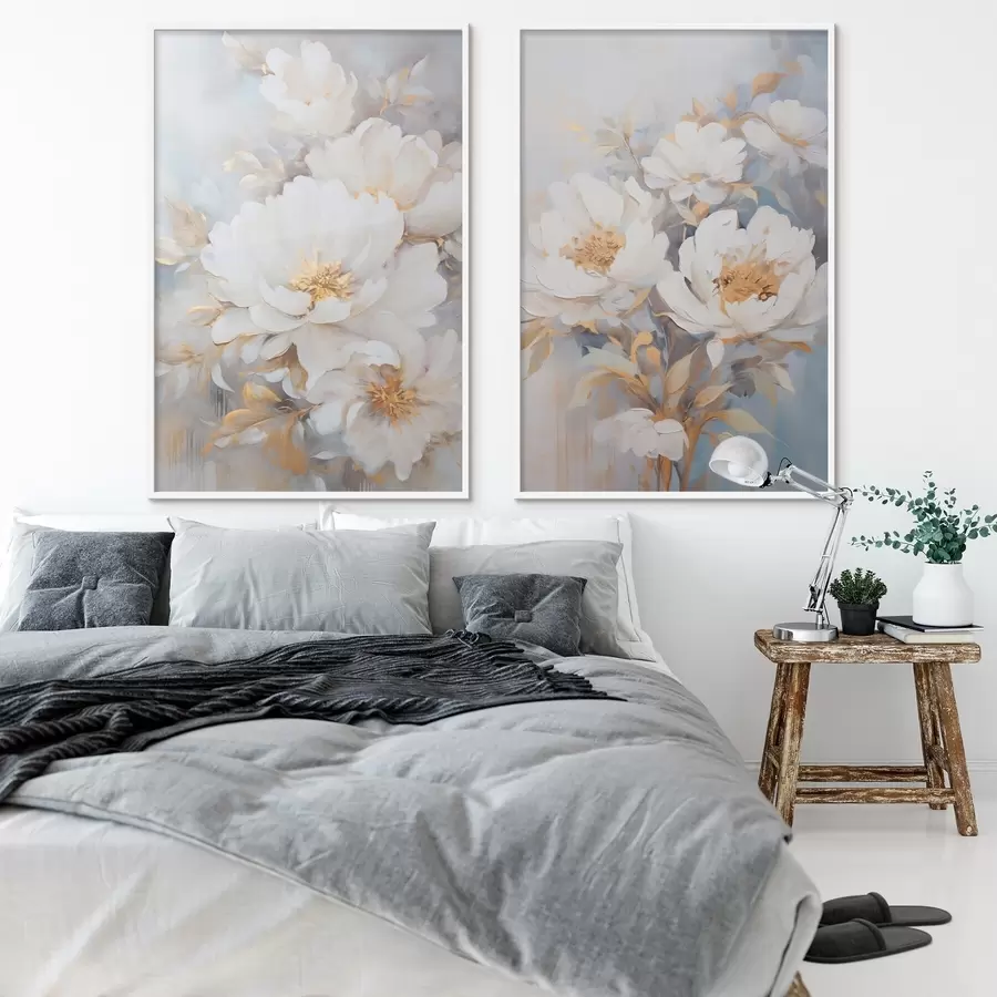 fototapet Bujori albi cu mijlocul și frunzele galbene, tușe delicate, fundal albastru deschis, aranjament floral d00878