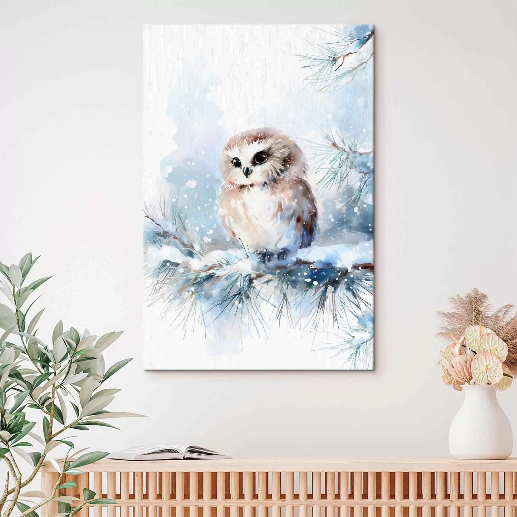Tablouri bufniță drăguță pe o ramură de pin acoperită de zăpadă, în stil acuarelă s47115