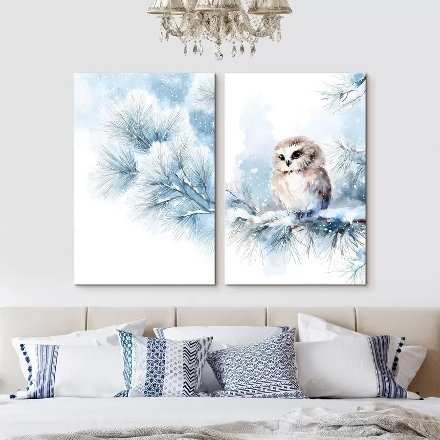 Tablouri bufniță drăguță pe o ramură de pin acoperită de zăpadă, în stil acuarelă m01168
