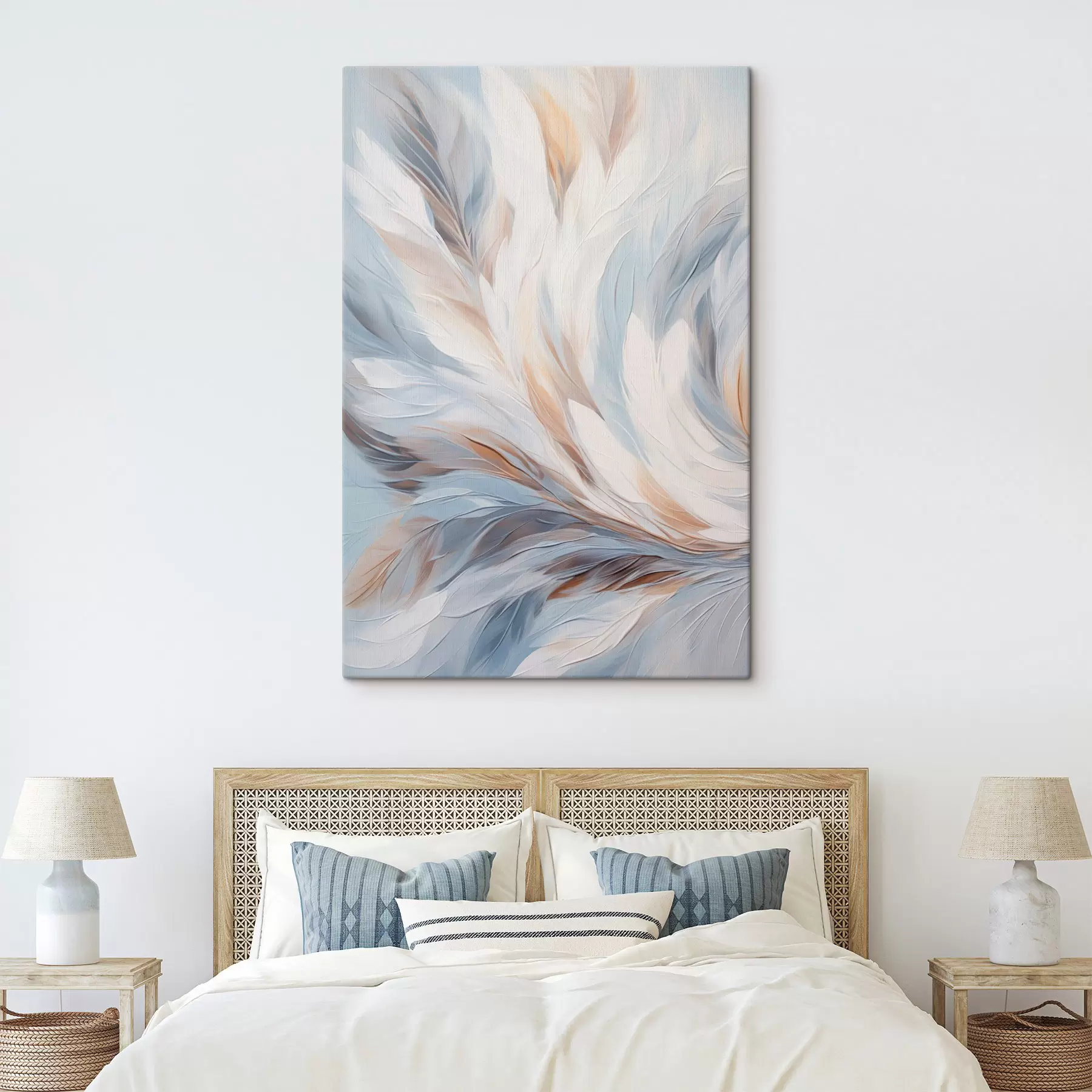 Tablouri Pictură abstractă cu pene în nuanțe de alb, albastru și maro, cu o textură moale, fluidă și un fundal deschis. s47417