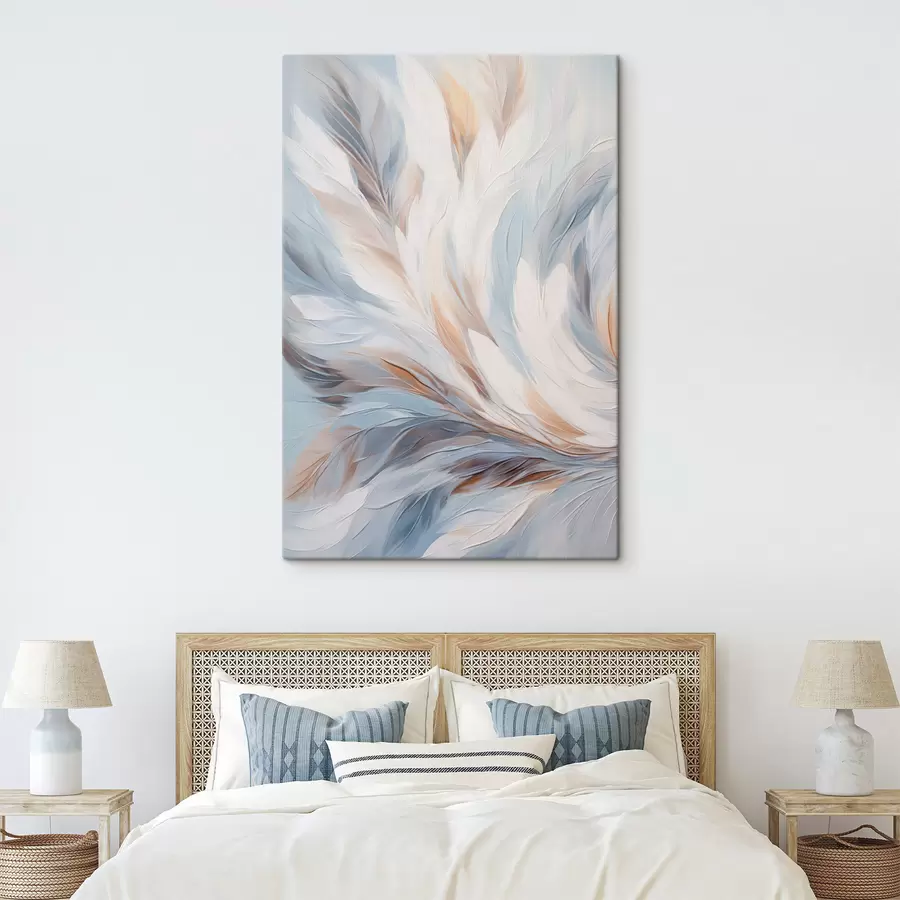 Tablouri Pictură abstractă cu pene în nuanțe de alb, albastru și maro, cu o textură moale, fluidă și un fundal deschis. s47417