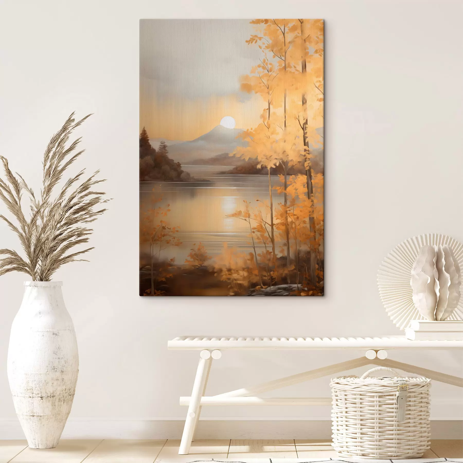 Tablouri Copacii cu frunze portocalii, specifici toamnei, încadrează un lac liniștit, cu munți îndepărtați, sub un cer înnorat. s47440