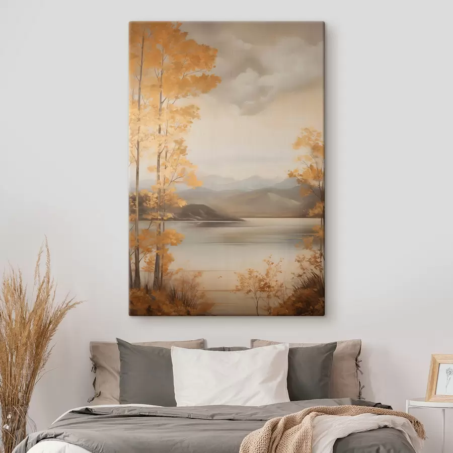 Tablouri Copacii cu frunze portocalii, specifici toamnei, încadrează un lac liniștit, cu munți îndepărtați, sub un cer înnorat. s47441