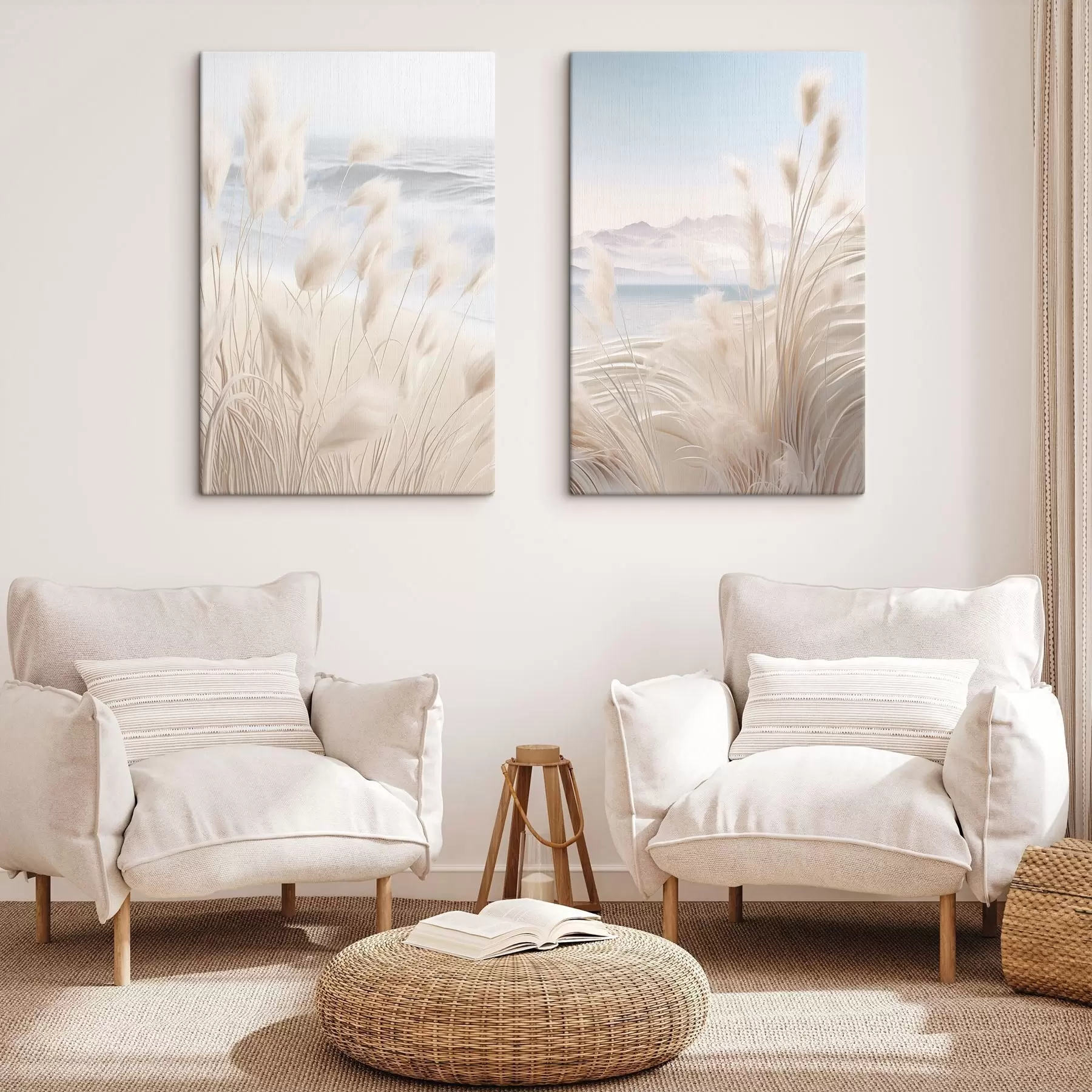 Tablouri Iarbă pampas înaltă și pufoasă, în nuanțe delicate de bej, în prim-plan, cu o plajă nisipoasă în fundal. m01242