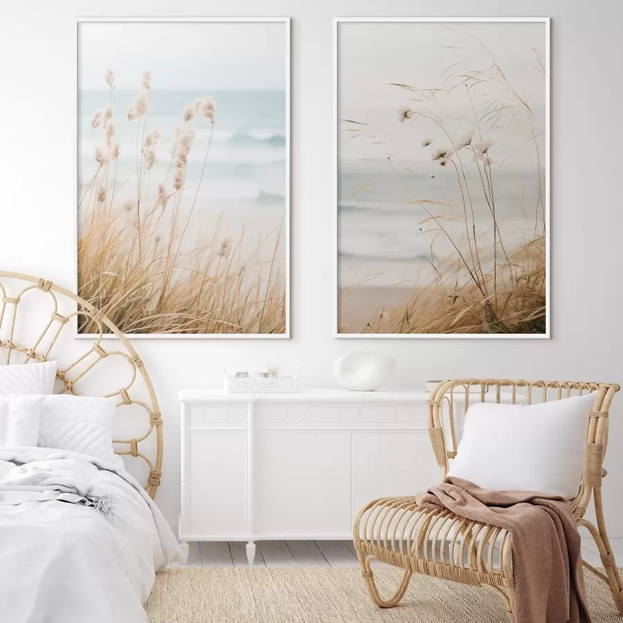 fototapet Iarbă înaltă cu capete de semințe pufoase, plajă nisipoasă și valuri oceanice în fundal, paletă de culori moi și atenuate d00650