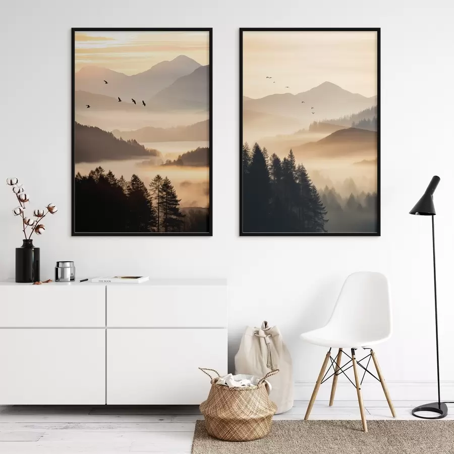 fototapet Un peisaj montan cu o pădure și păsări care zboară pe cer , toate acoperite de un strat gros de ceață în timpul răsăritului d00651