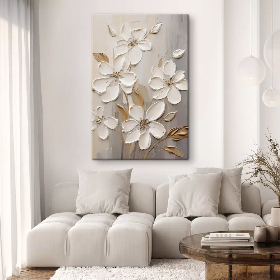 Tablouri Flori albe abstracte cu petale texturate, pe un fundal neutru cu imitații subtile de pensule s47874