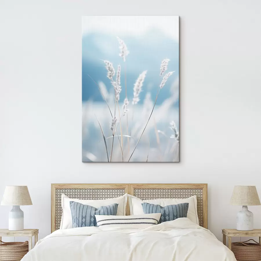 Tablouri Iarbă albă și pufoasă pe fundalul unui cer albastru deschis, cu o adâncime de câmp redusă s47880