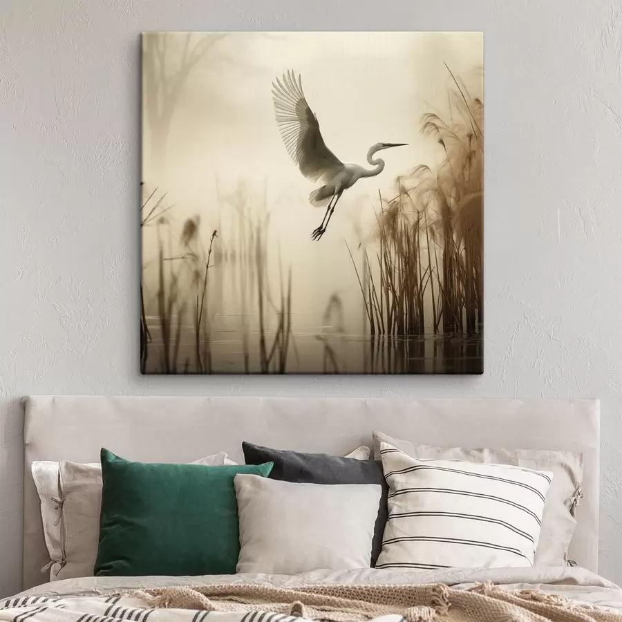 Tablouri O egretă albă zboară deasupra unui lac, înconjurată de stuf înalt și copaci în fundal s48389