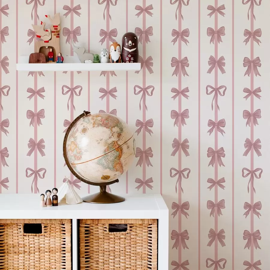 fototapet Fundele roz dispuse în dungi verticale pe un fundal deschis a01075