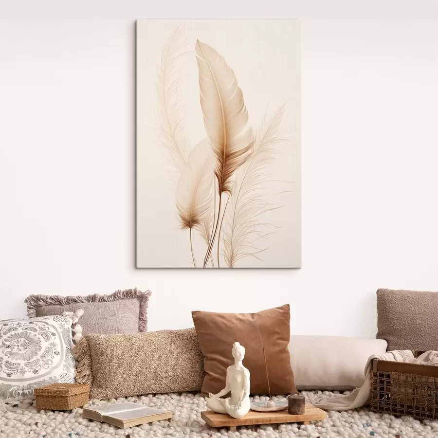 Tablouri Pene de culoare maro deschis și câteva fire de iarbă uscată pe un fundal deschis s49158