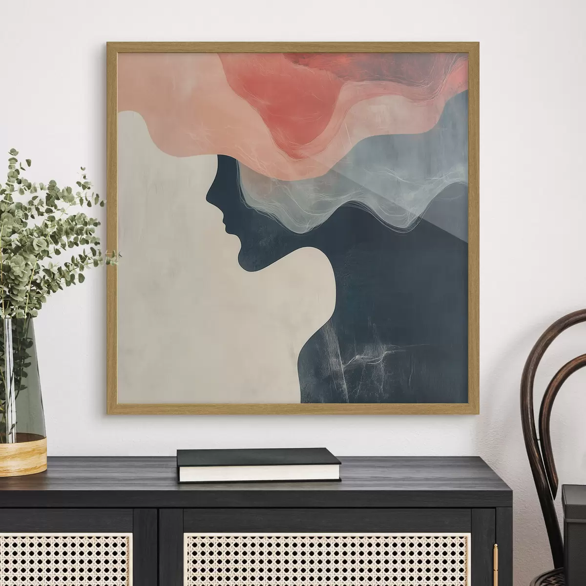 Poster Siluetă feminină abstractă, cu valuri de culoare coral și albastru, într-un stil minimalist f48882