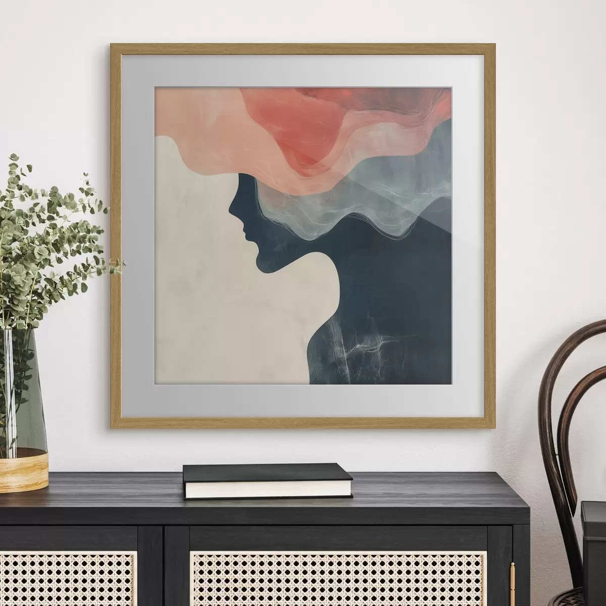 Poster Siluetă feminină abstractă, cu valuri de culoare coral și albastru, într-un stil minimalist f48882