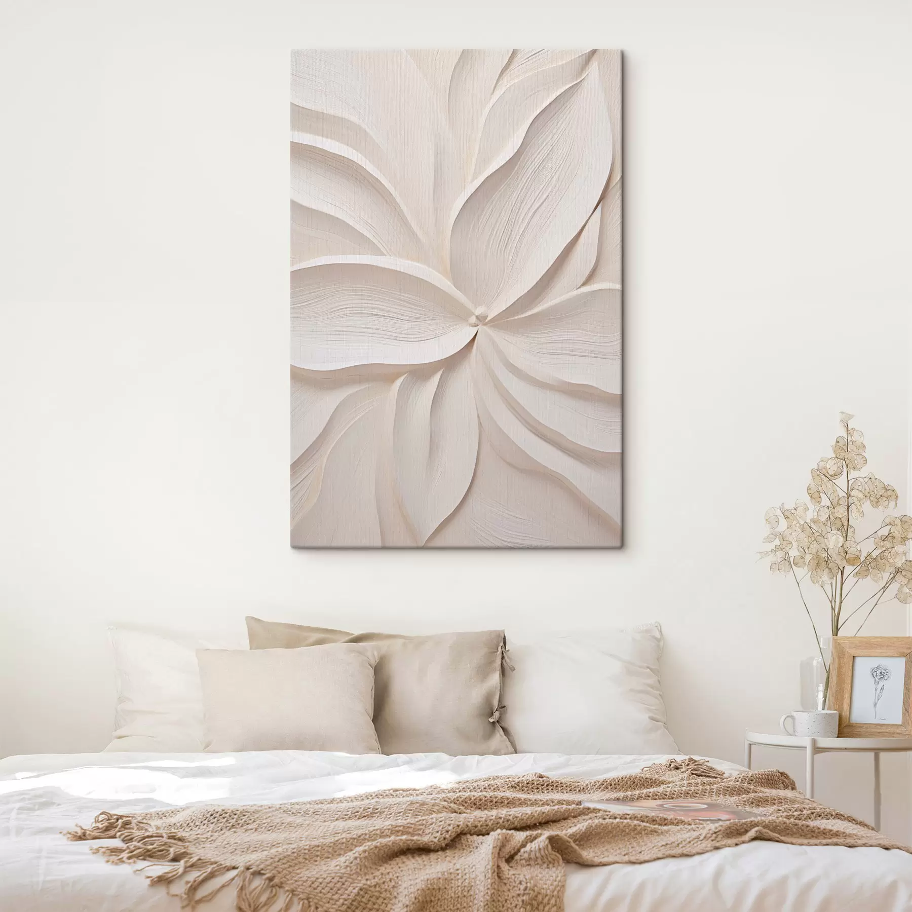 Tablouri Floare abstractă, mare, de un alb cremos, cu petale delicate, dispuse în straturi s49792