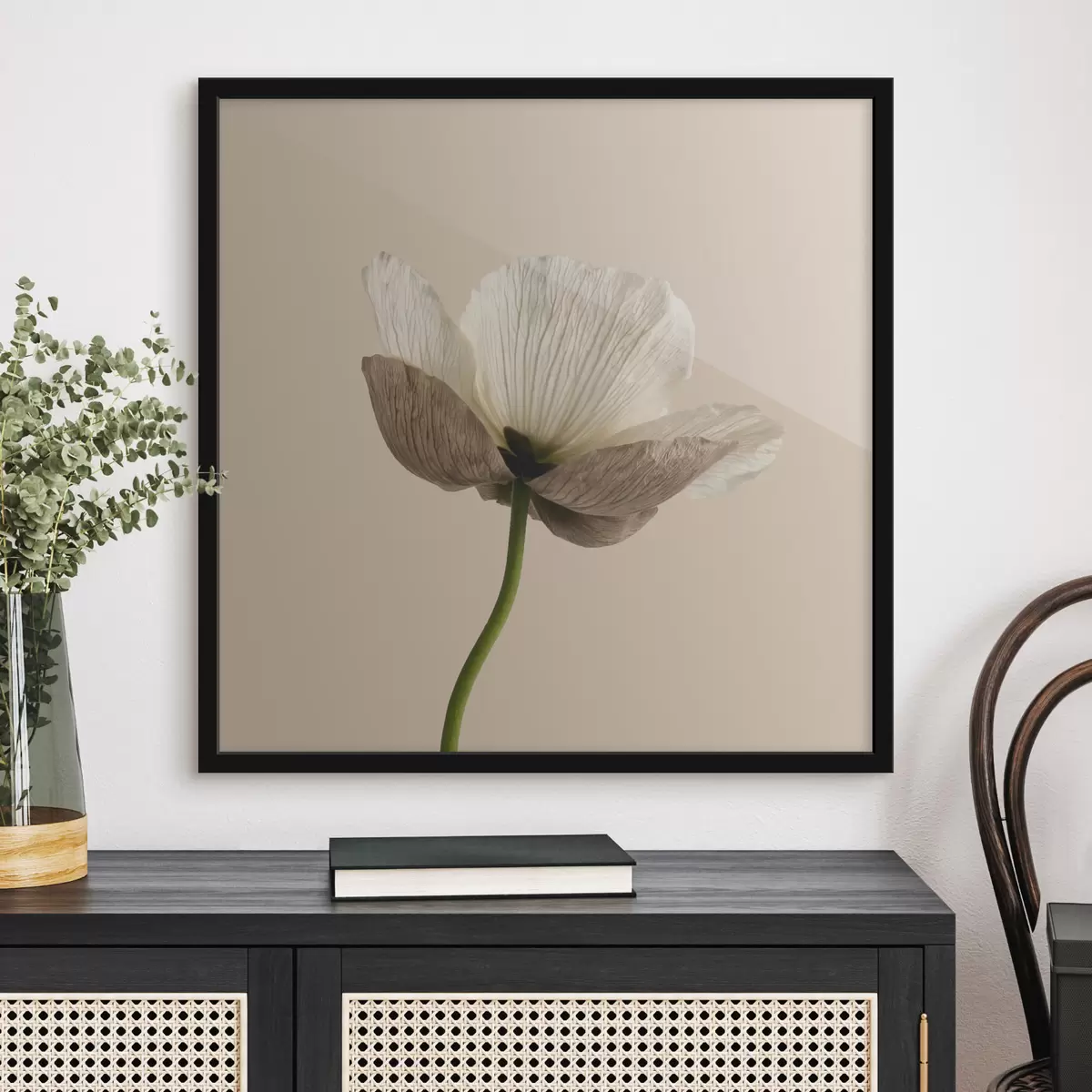 Poster Floare delicată cu petale translucide pe un fundal bej, în stil minimalist f49718