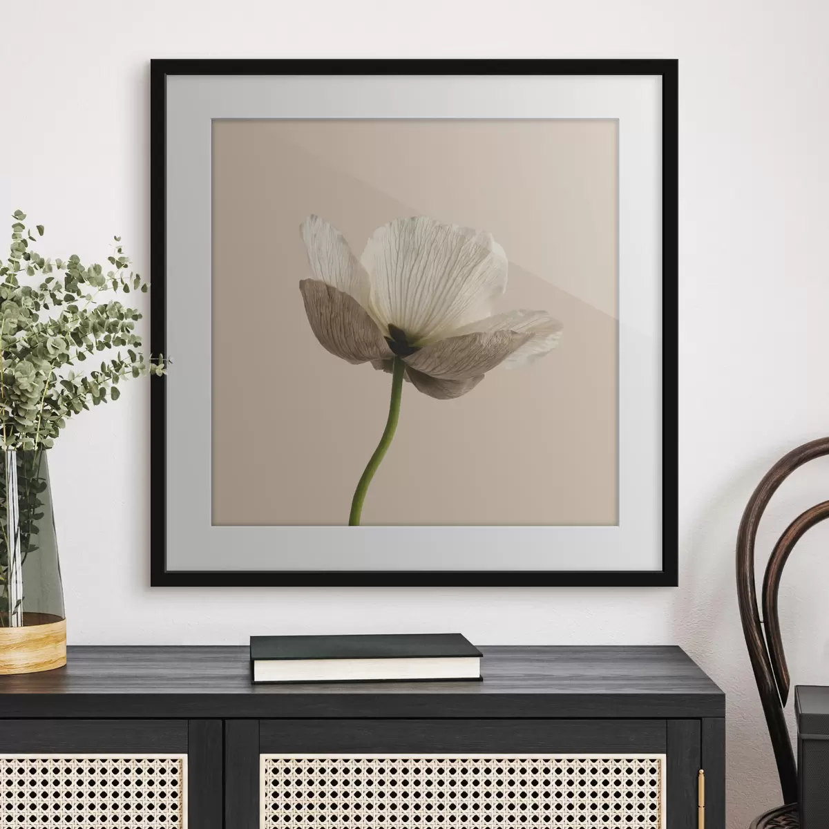 Poster Floare delicată cu petale translucide pe un fundal bej, în stil minimalist f49718