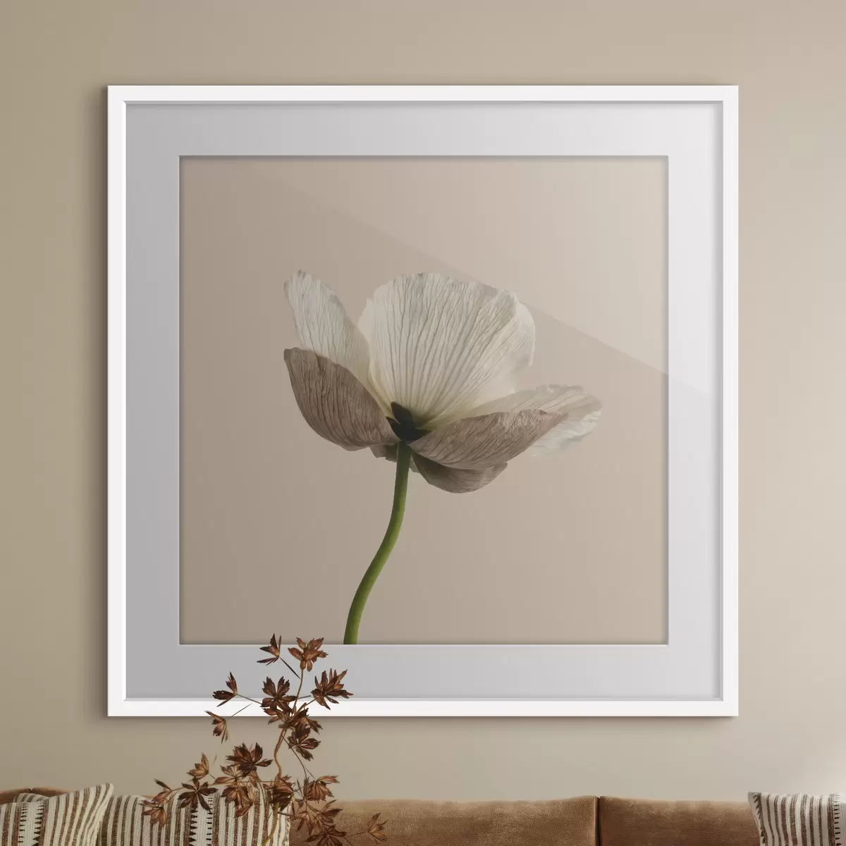 Poster Floare delicată cu petale translucide pe un fundal bej, în stil minimalist f49718