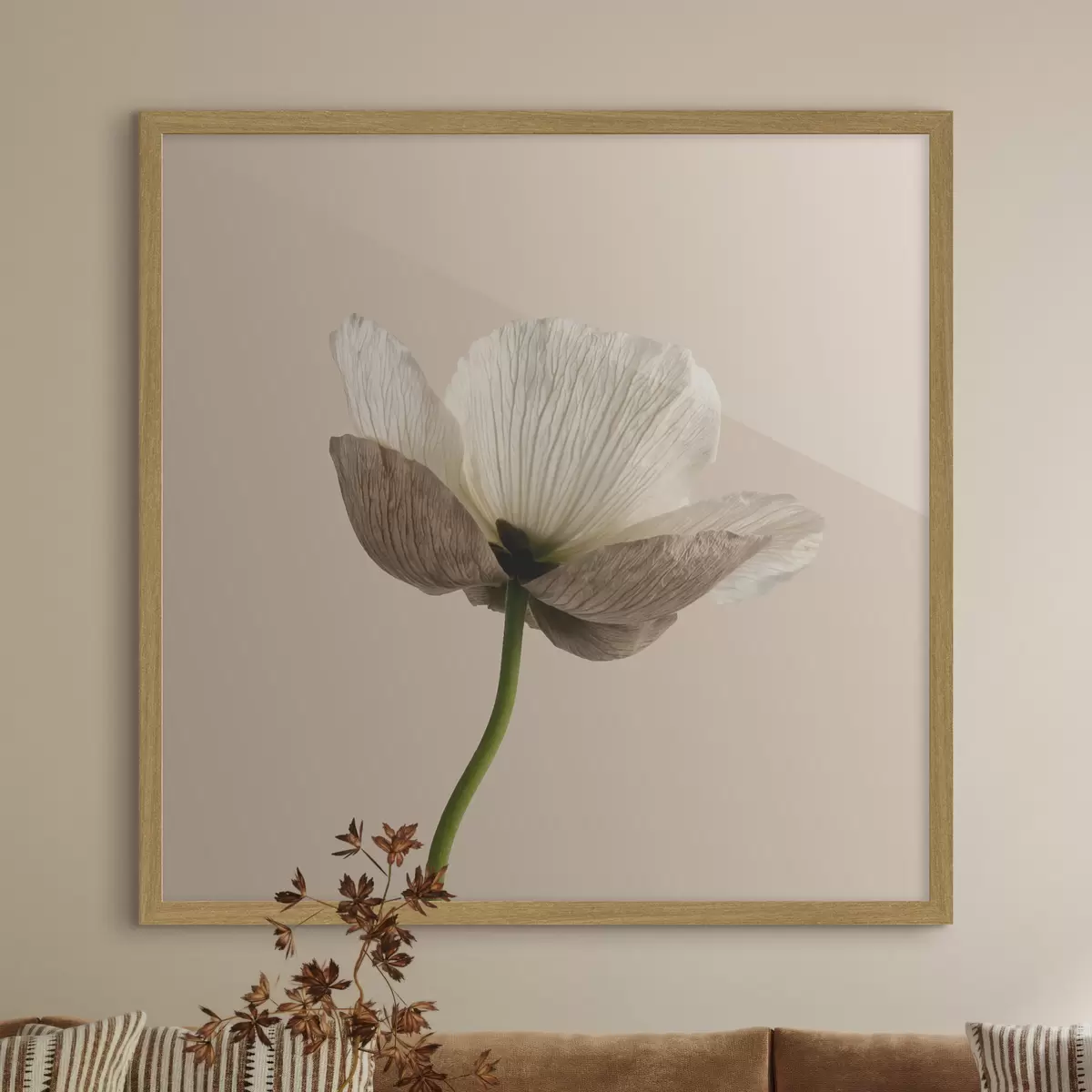 Poster Floare delicată cu petale translucide pe un fundal bej, în stil minimalist f49718