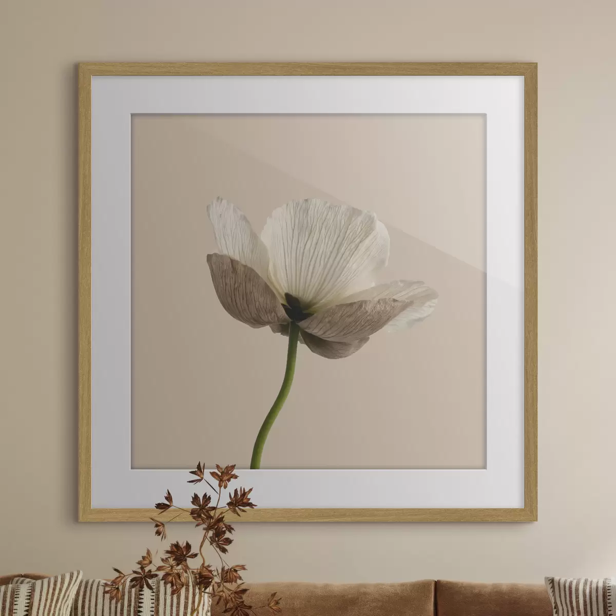 Poster Floare delicată cu petale translucide pe un fundal bej, în stil minimalist f49718