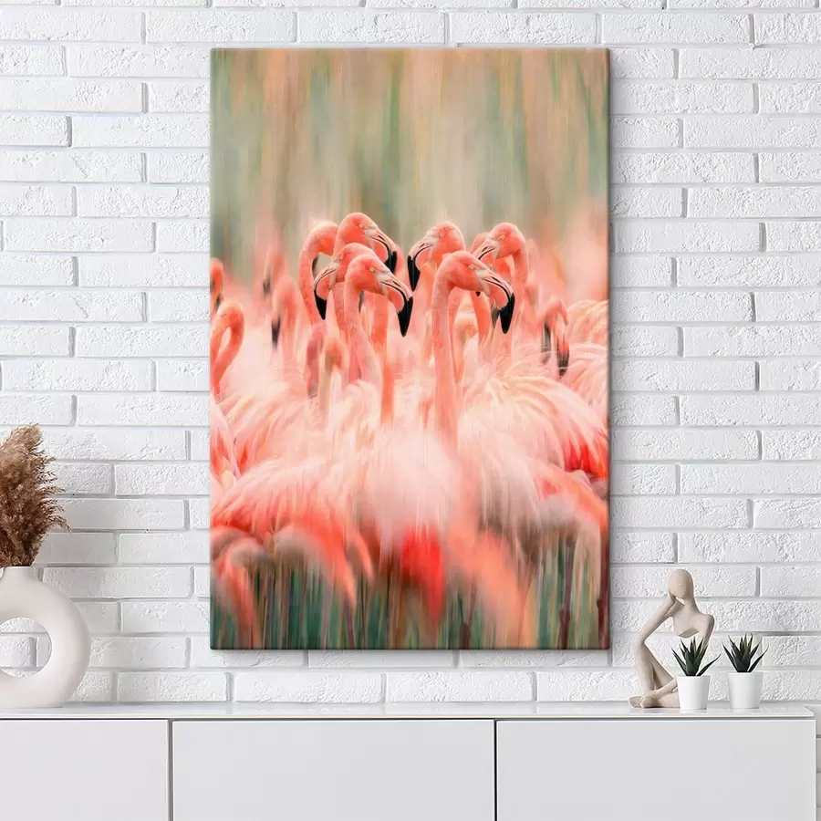 Tablouri Un stol de flamingo roz, redat cu un efect artistic de estompare, într-o paletă de culori pastelate s50008